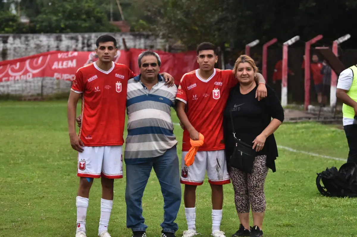 EN FAMILIA. Agustín y Matías Smith junto a sus padres Fabiana y Francisco.