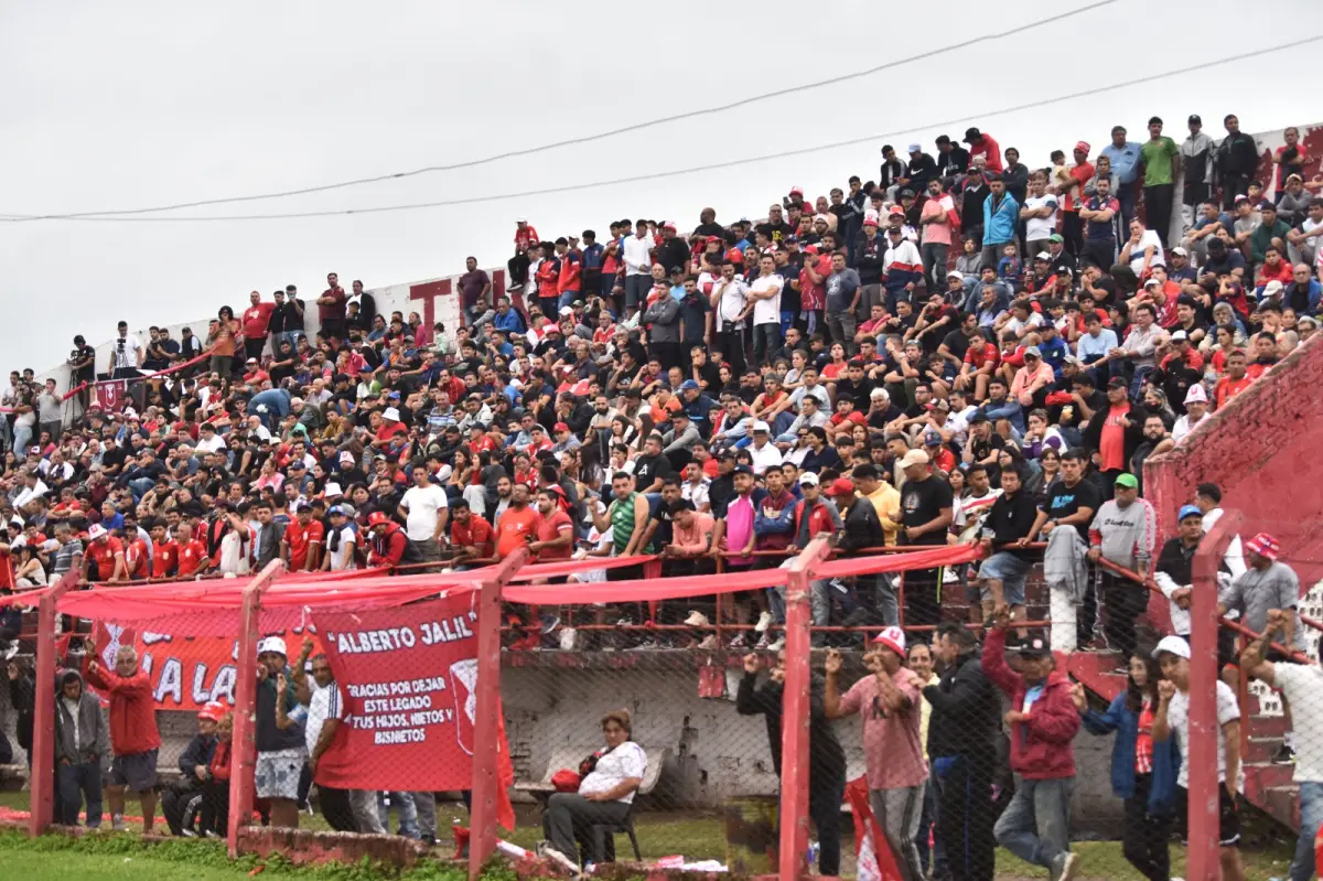SE HIZO COSTUMBRE. La tribuna principal del “Rojo” volvió a lucir repleta; nadie se quiso perder el inicio de la nueva era.