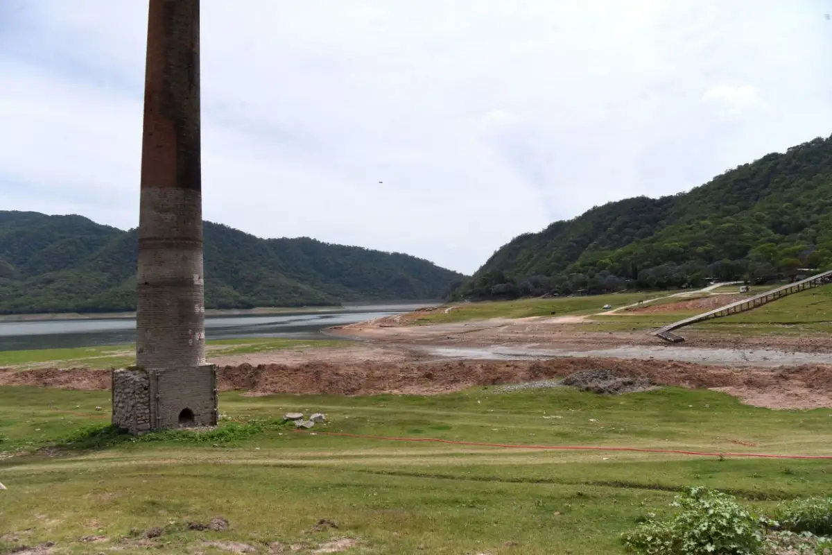 RUTA NACIONAL 157. Operarios finalizan las tareas de repavimentación de la carretera, que tuvo que ser “cortada” para drenar el agua de La Madrid.