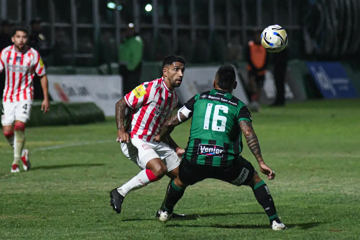 DISPUTA. Caco García pelea la pelota ante Nicolás Pelaitay y vuelve a mostrarse como una opción de juego para San Martín.