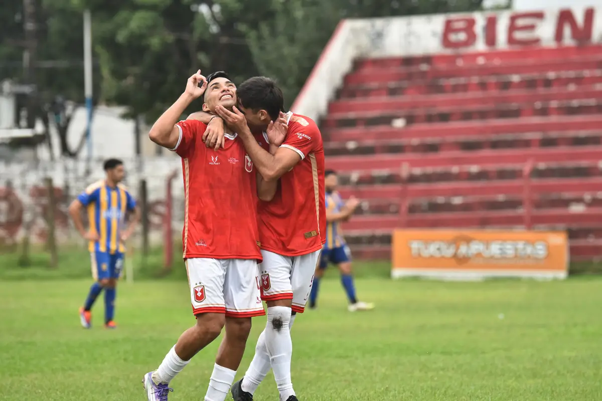 FESTEJO. Collante anotó el 1-0 frente a Bartolomé Mitre.