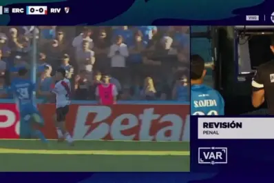 Polémica en Estudiantes de Río Cuarto–River: el VAR revirtió el penal tras más de cinco minutos de revisión