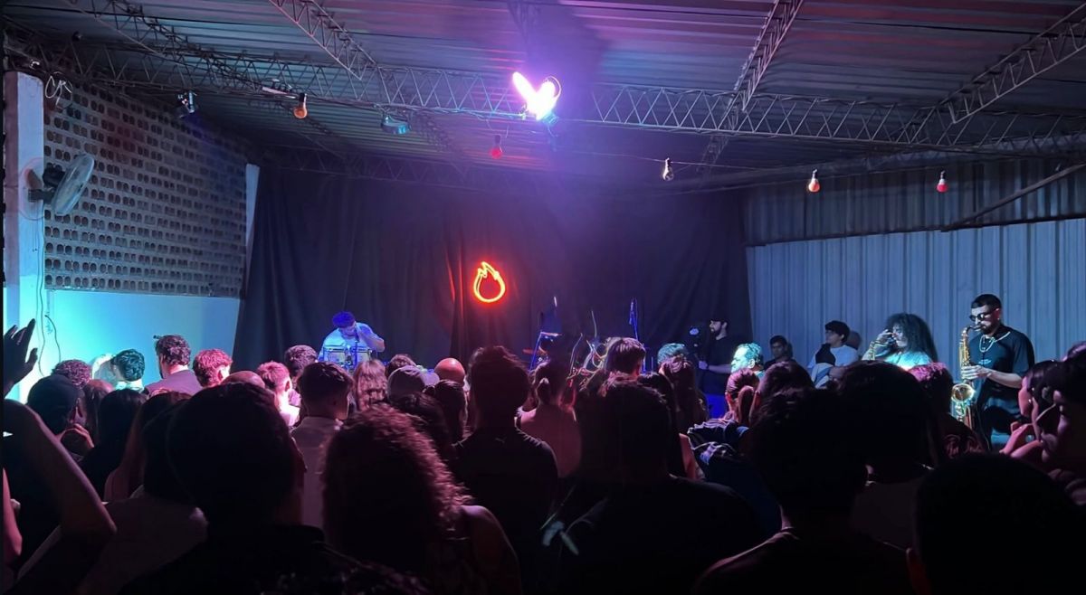 PANORÁMICA. Una foto desde atrás, con el escenario de fondo y los músicos ubicados a los costados.