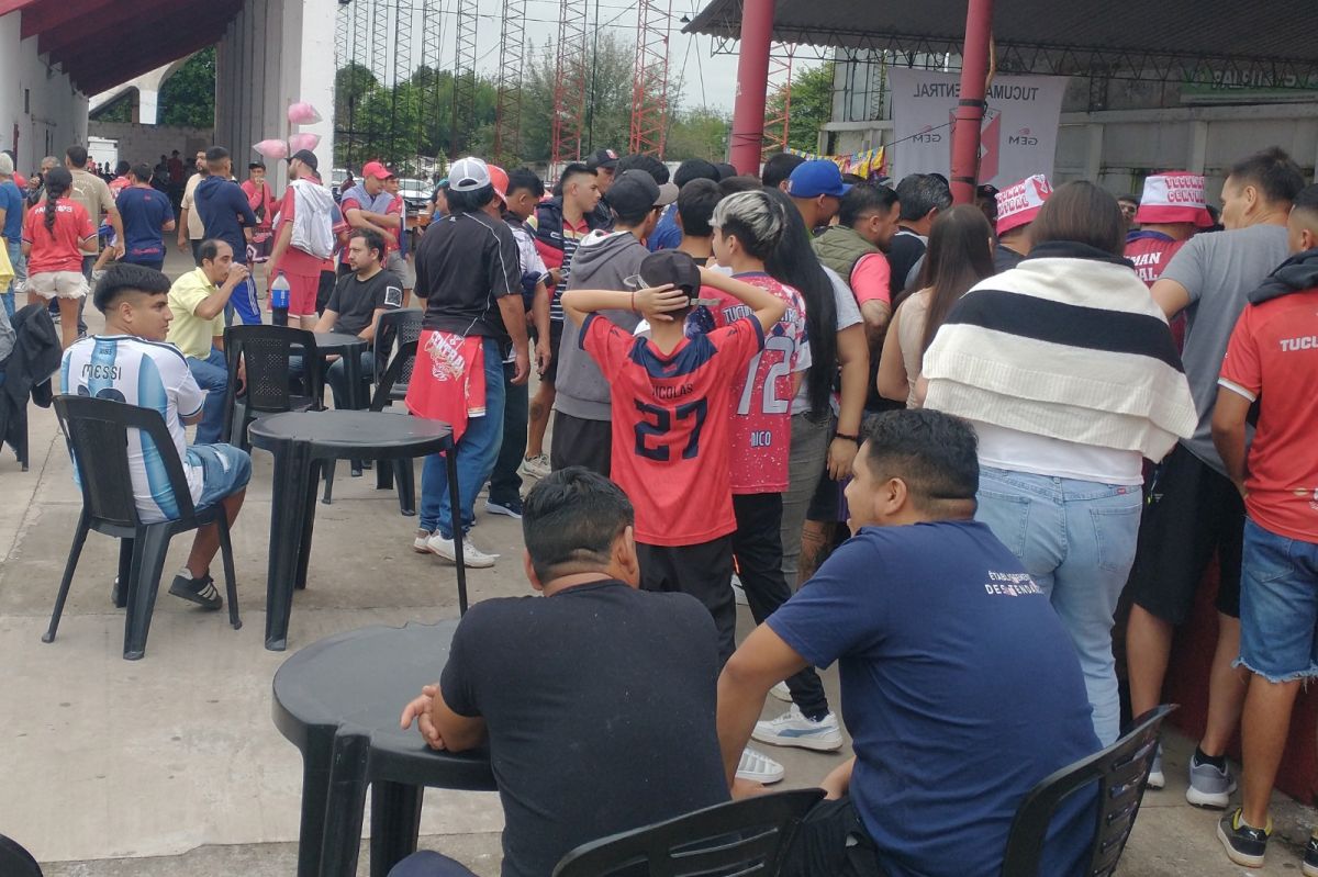 RENOVADA. Los hinchas pudieron sentarse en la cantina y degustar choripanes y lomitos durante toda la tarde.