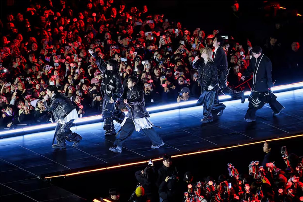 ÍDOLOS. RM, Jin, J-Hope, Suga, V, Jimin y Jungkook en el escenario.