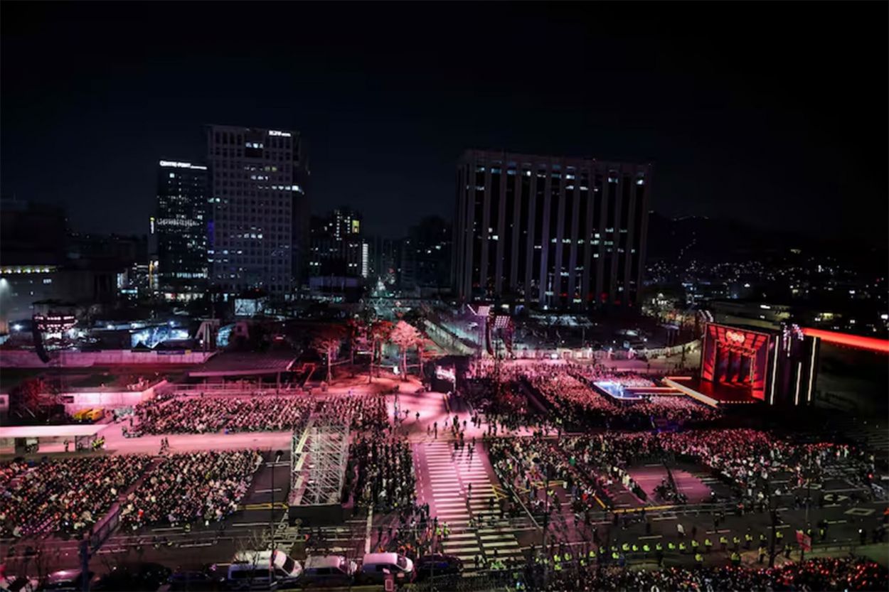 MULTITUD. El evento se desarrolló en la plaza Gwanghwamun de Seúl.