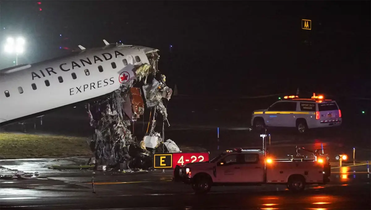CABINA DESTRUIDA. La trompa del avión de Air Canadá sufrió el impacto contra el camión de bomberos en la pista 4 de LaGuardia, en Nueva York.