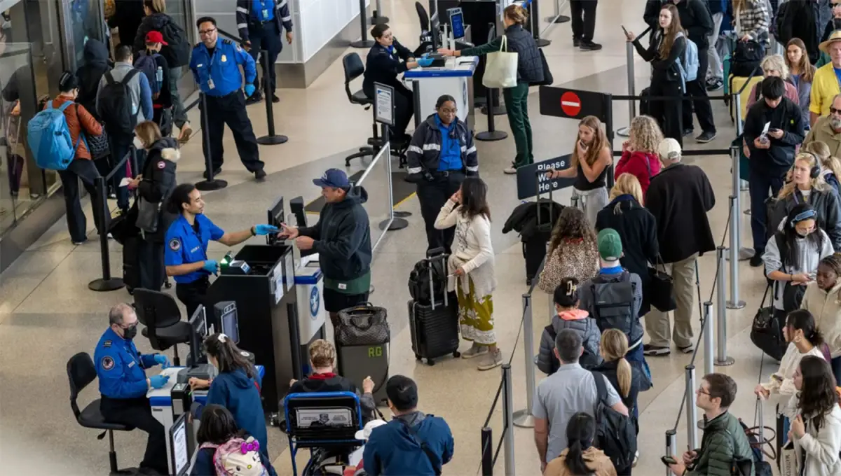 CRISIS. El shutdown afectó los pagos de los trabajadores de seguridad aeroportuaria, por lo que las demoras se extienden en los aeropuertos de Estados Unidos.