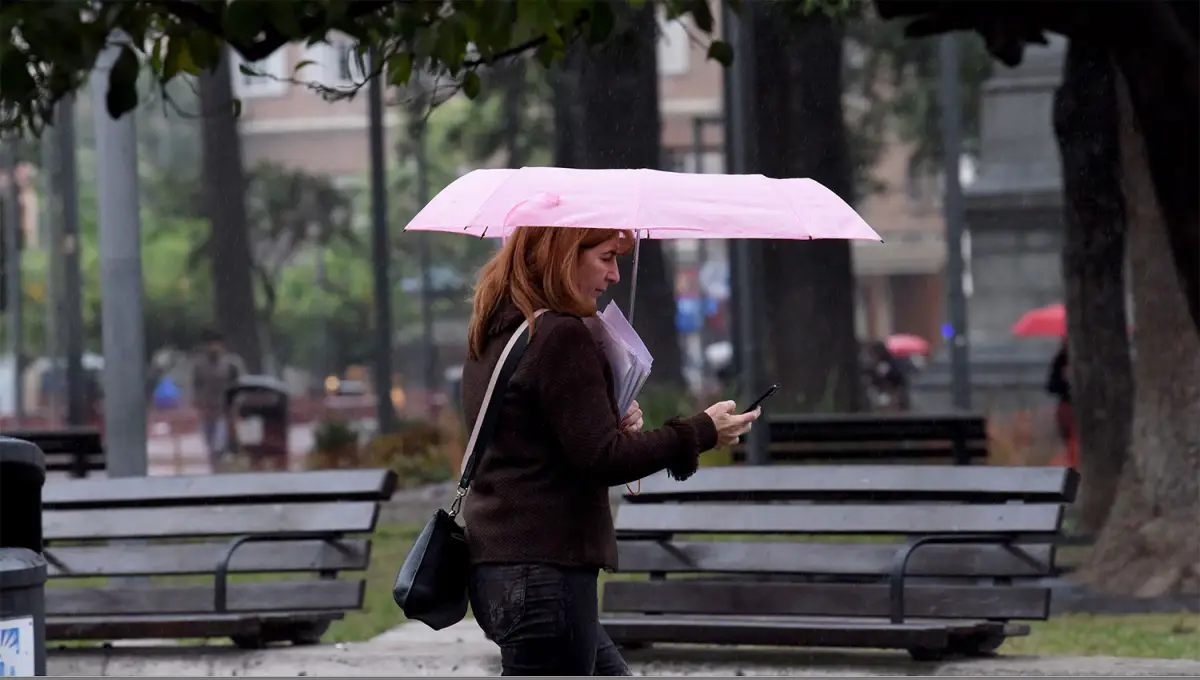 ALIADO. El paraguas puede llegar a necesitarse durante la tarde en Tucumán.