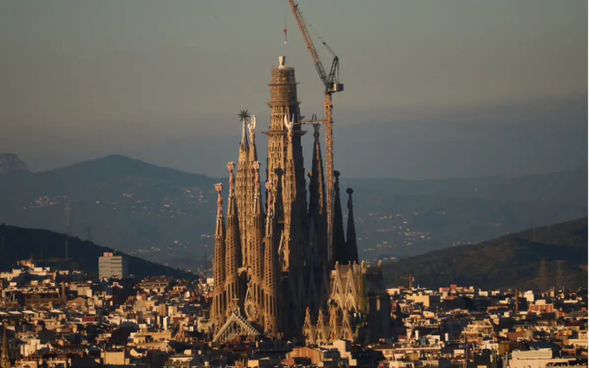 EN PROCESO. La enorme edificación se destaca en la ciudad.