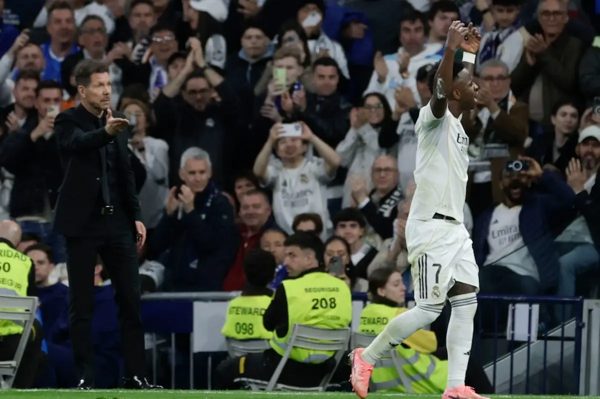 El nuevo cruce entre Simeone y Vinicius en el clásico Real Madrid-Atlético: la reacción del DT argentino
