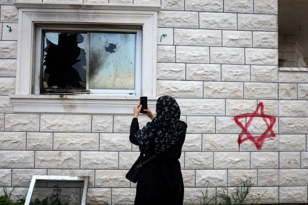 CRISTALES. Casas de residentes palestinos de Silat al-Dhahr fueron atacadas y pintadas con Estrellas de David.