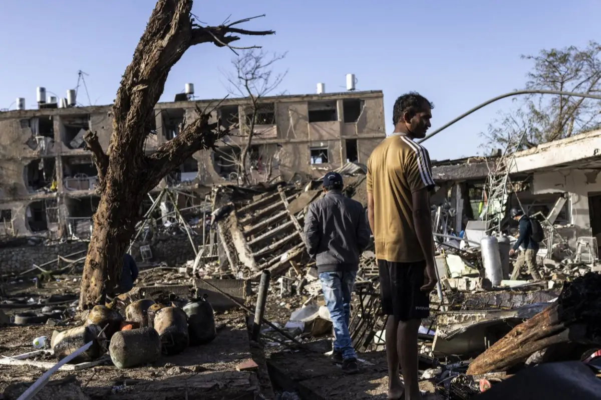 RUINAS. Los misiles iraníes alcanzaron dos ciudades en el sur de Israel.
