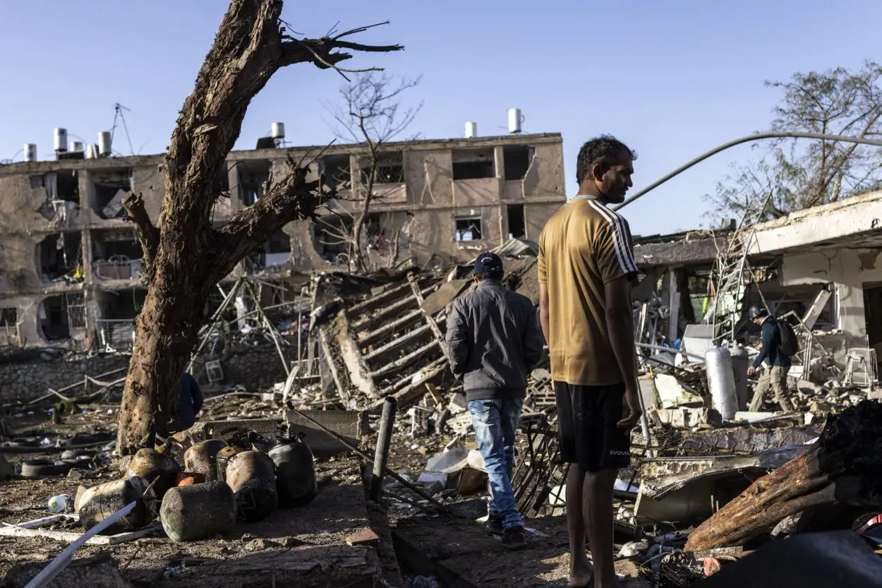 RUINAS. Los misiles iraníes alcanzaron dos ciudades en el sur de Israel.