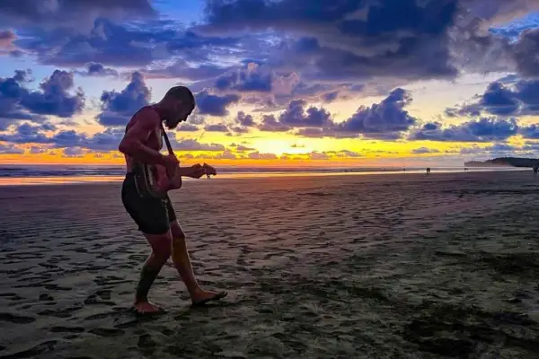 Benjamín Gianfrancisco, el tucumano que pedalea hacia Alaska en un mundo convulsionado