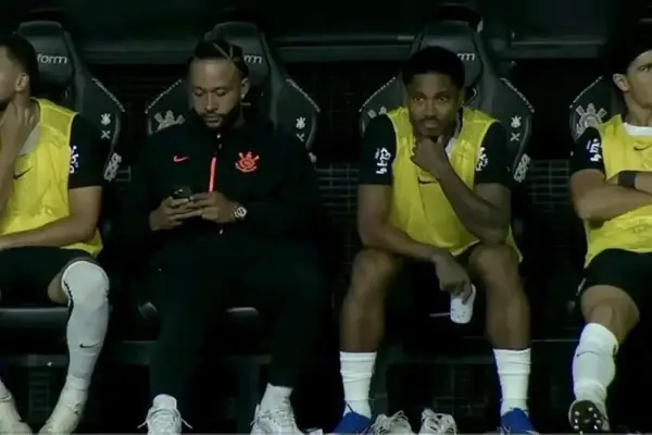 ¿Llamada de emergencia o falta de respeto? El insólito momento de Memphis Depay que incendió a Corinthians