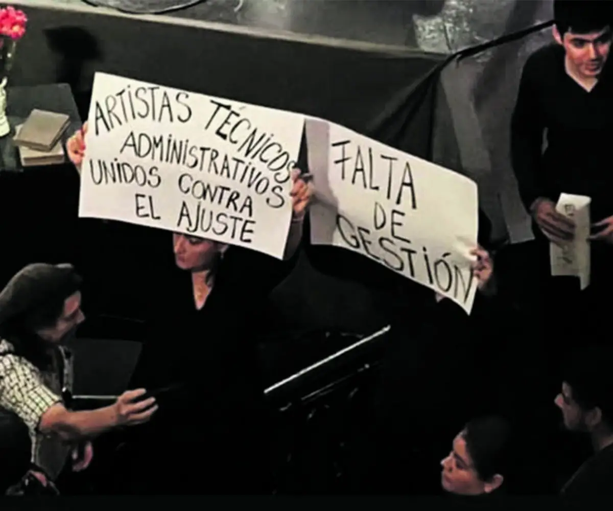 CARTELES Y MENSAJES. Reclamos del viernes, al finalizar la función por el Día de la Memoria.