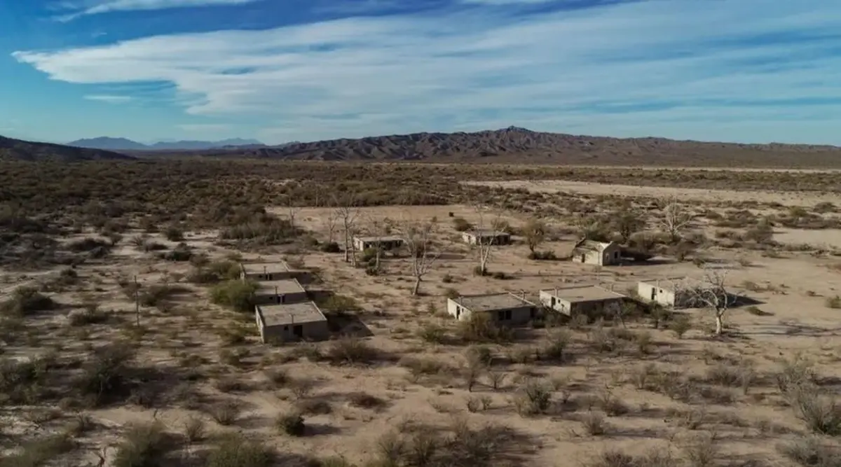 DESDE EL AIRE. Esqueletos de casas que se pierden en medio de una geografía hostil que no le dio treguas a las ambiciones humanas. asdfasdf asdfasdfasdfasdf