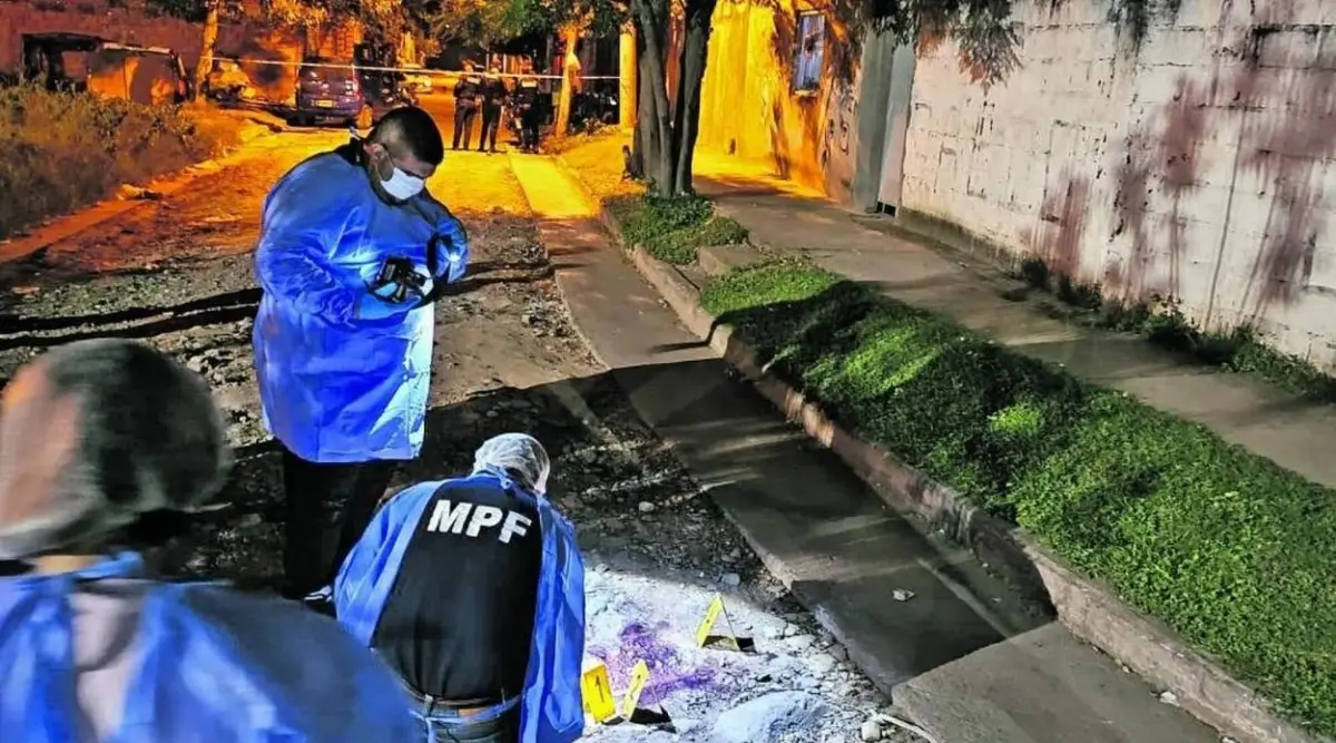 UNA ESCENA REPETIDA. Los habitantes del barrio Oeste II se acostumbraron a la presencia de peritos analizando las escenas de los crímenes.