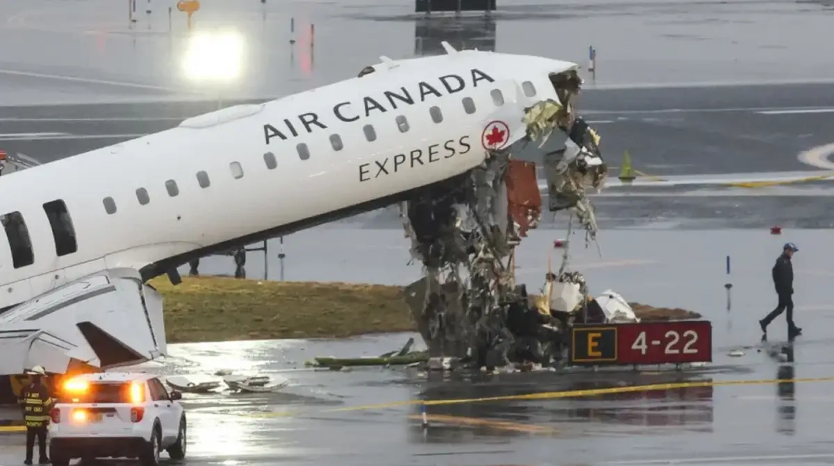 El avión colisionó con el camión apenas unos minutos después de haber recibido autorización para aterrizar en LaGuardia. Timothy A. Clary/AFP/Getty Images