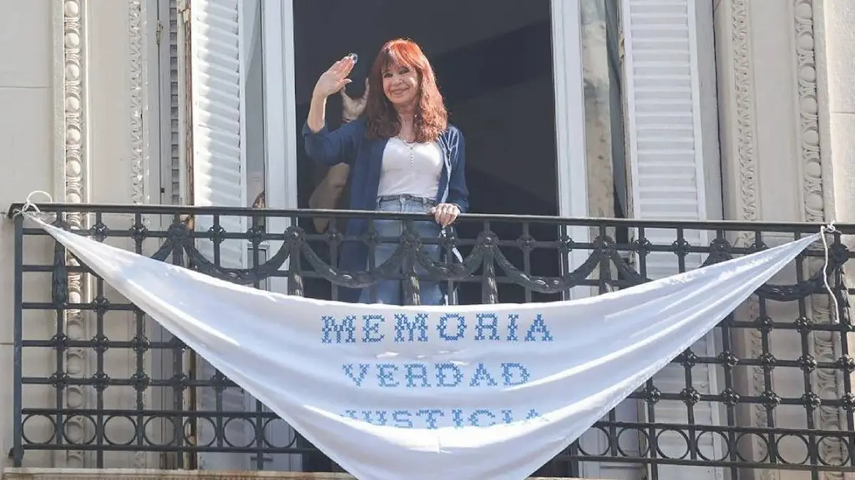 La expresidenta Cristina Kirchner salió a saludar a los cientos de militantes de la agrupación La Cámpora