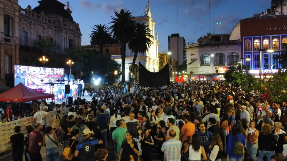 EN TUCUMÁN. Organizaciones políticas y sociales marcharon para conmemorar el Día de la Memoria. 