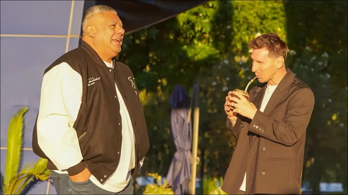 EZEIZA. El capitán compartió un momento con el presidente en el predio de la AFA.