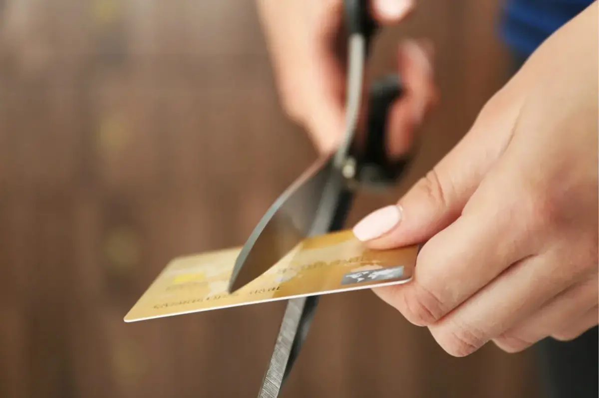 “A los cinco años prescriben las deudas con tarjeta de crédito”: los peligros financieros detrás de esta creencia