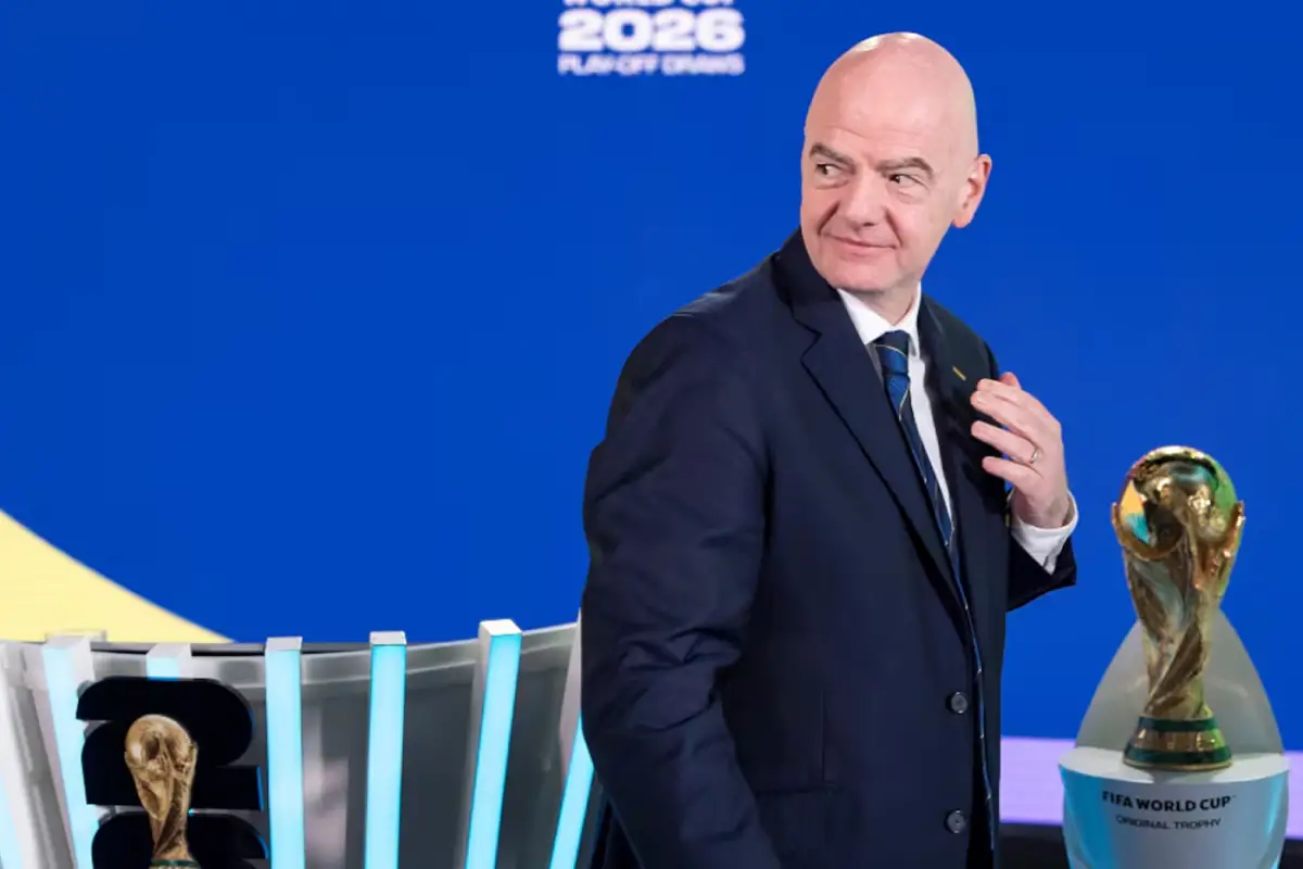 Infantino, presidente de la FIFA, junto a la Copa del Mundo.