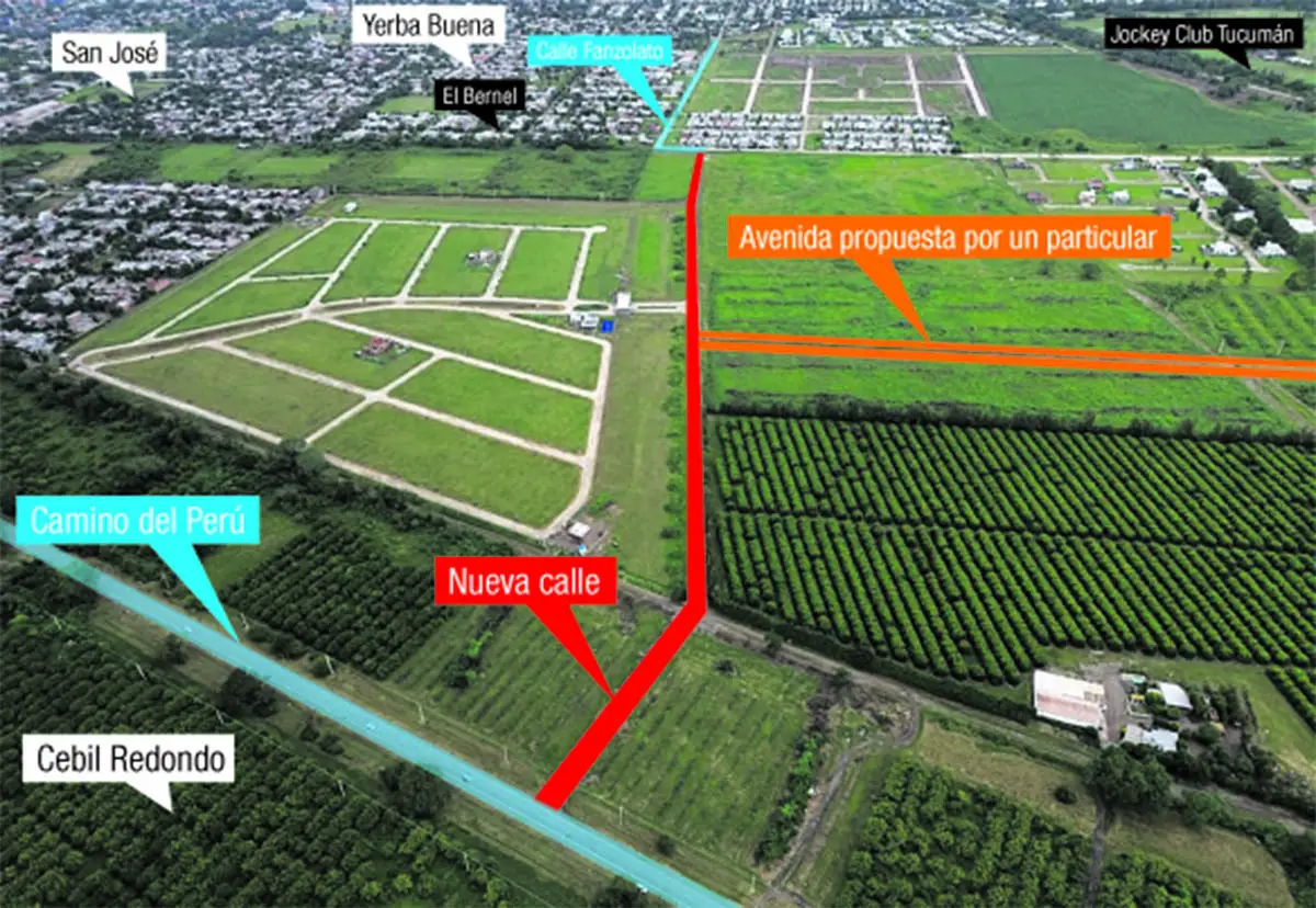 VISTA AÉREA. En el límite de Yerba Buena y Cebil Redondo se abrieron terrenos para una calle y una avenida.