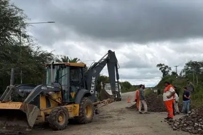 Luego de las inundaciones, avanzan las obras para recuperar caminos en toda la provincia