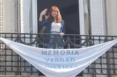 Cristina Kirchner salió al balcón para pedir Memoria, Verdad y Justicia