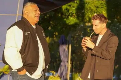 Lionel Messi llegó a la Argentina y se reunió con “Chiqui” Tapia en Ezeiza: así fue el reencuentro