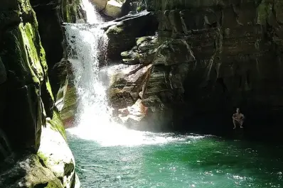 Termas naturales y aguas turquesas: el refugio del norte al que solo se llega caminando