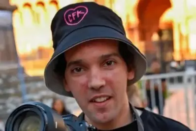 El fotógrafo Pablo Grillo reapareció en Plaza de Mayo y cubrió la marcha por el Día de la Memoria