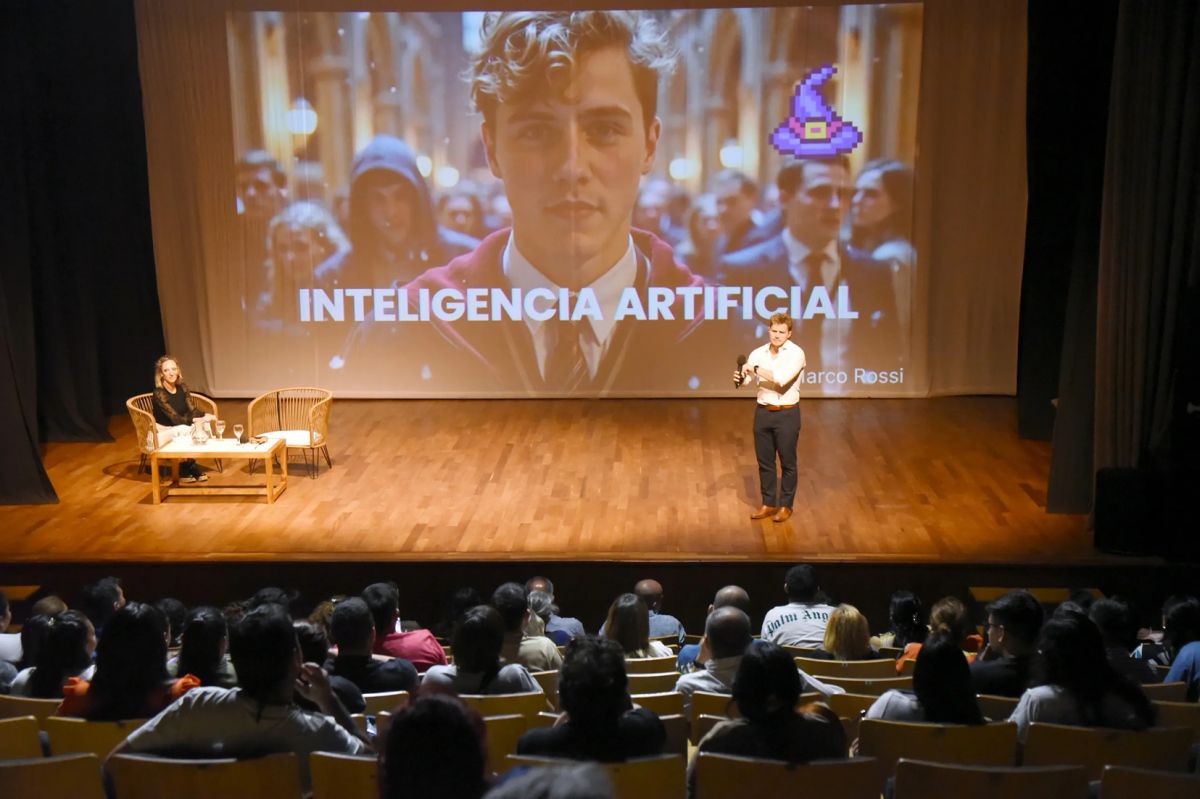 CLASE. Marco Rossi, director del Laboratorio de IA, Innovación y Transformación Digital de la Facultad de Derecho y Ciencias Sociales de la UNT, en una disertación sobre inteligencia artificial. FOTO MUNICIPALIDAD SAN MIGUEL DE TUCUMÁN