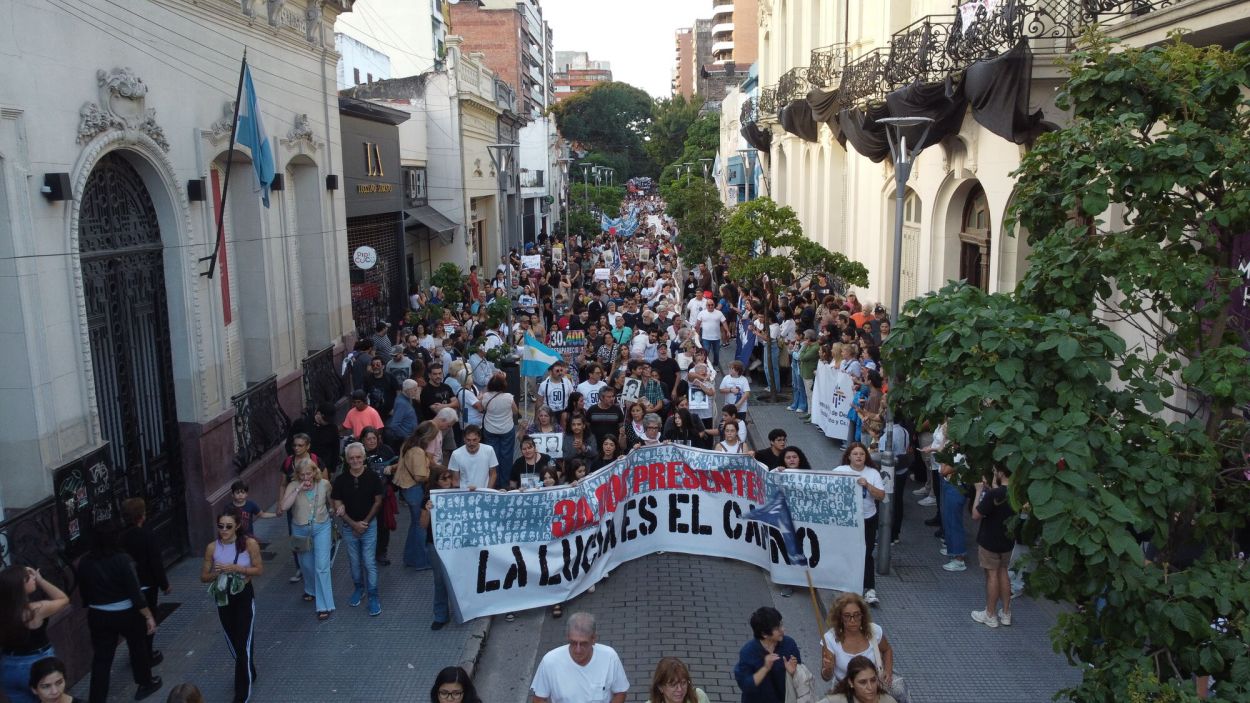MARCHA. La columna de manifestantes atraviesa el microcentro.