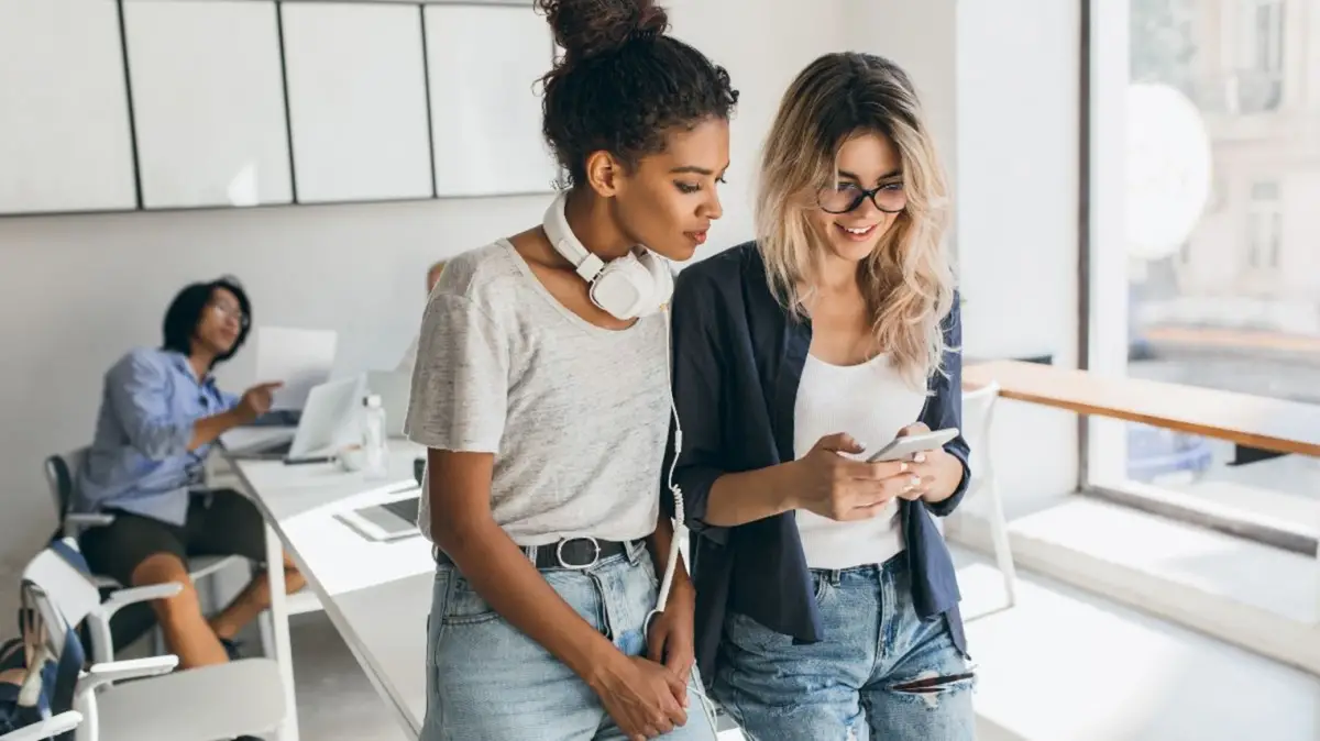 los trabajadores reciben 100 euros al año por parte de su empresa para gastar con sus amigos 