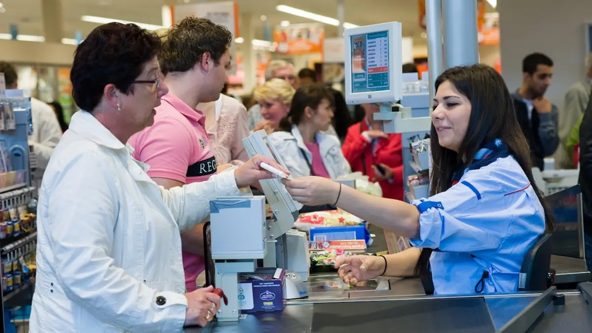 Feriados, sumas fijas y paritarias: el complejo escenario del sueldo de los empleados de comercio en marzo