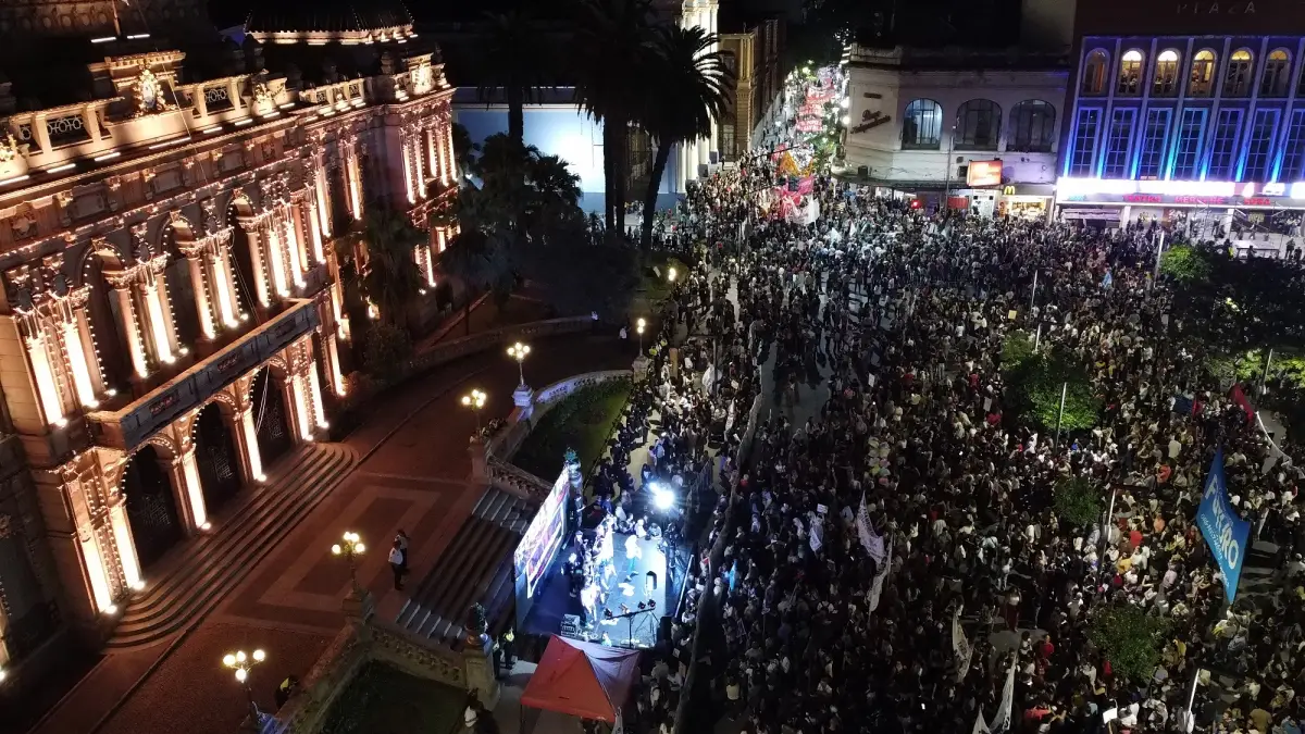 MAREA HUMANA. Los organizadores estimaron que había cerca de 25.000 personas; los manifestantes seguían ingresando a la plaza mientras se leían los documentos.