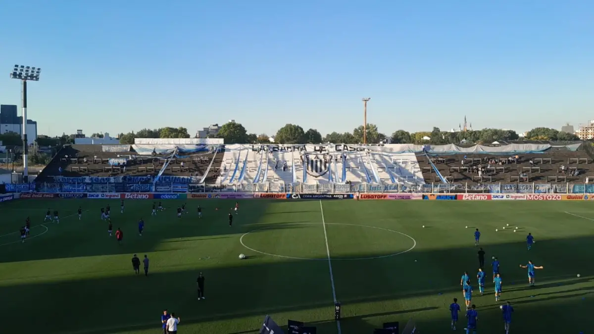 QUIERE VOLVER A GANAR. Clever Ferreira y Nicolás Laméndola se funden en un abrazo tras el 1-0 ante Gimnasia, en la última fecha del torneo Apertura. Hoy, el equipo de Falcioni buscará sostener el camino de la victoria.
