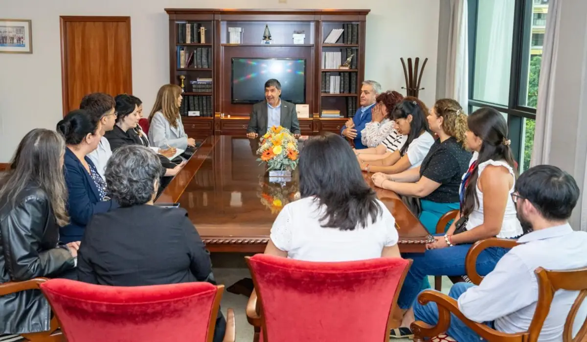 REUNIÓN. Durante el encuentro se abordaron los desafíos de la institución y las principales necesidades planteadas por sus autoridades, docentes, estudiantes y familias.
