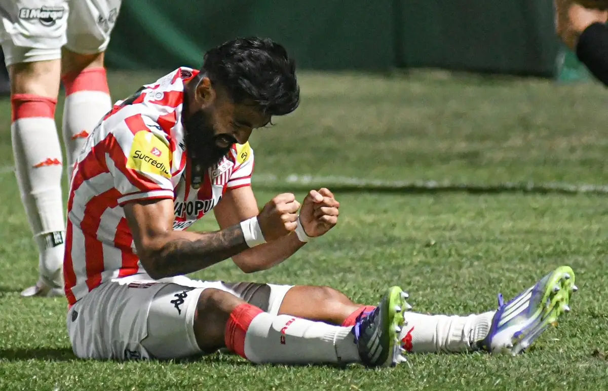 DESAHOGO. Jorge Juárez celebra con el alma un gol agónico que le dio a San Martín un punto de oro en San Juan.