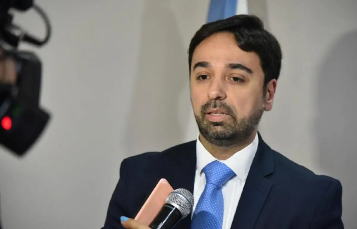 Martín Viola, secretario de Energía, fue acusado de realizar una suscripción digital con un DNI robado.