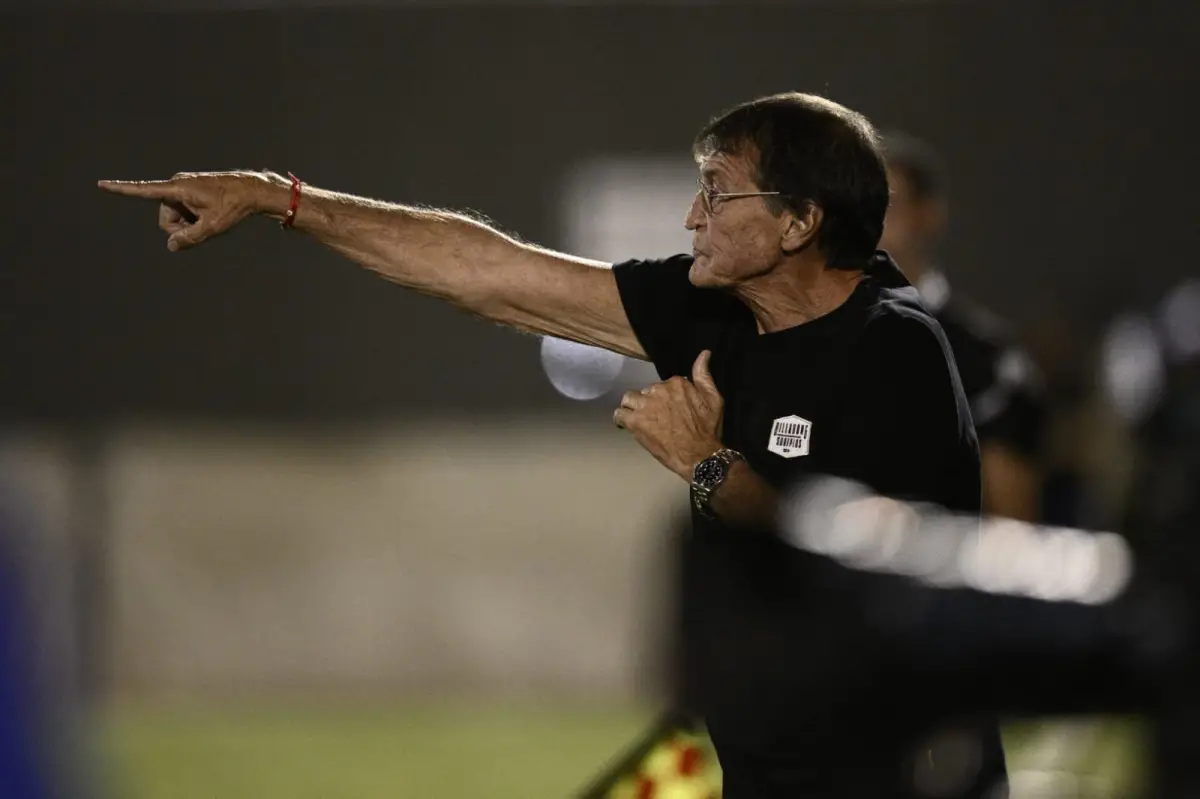 EN ACCIÓN. Falcioni se mostró visiblemente activo durante todo el partido. A pesar de la victoria, el entrenador remarcó lo que su equipo debe corregir para los próximos encuentros