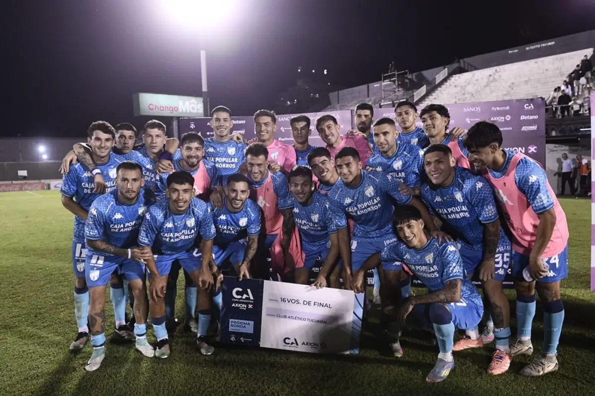 SABOR AGRIDULCE. Entre sonrisas y rostros serios, el plantel de Atlético posa con el premio económico por avanzar a 16avos de final de la Copa Argentina.