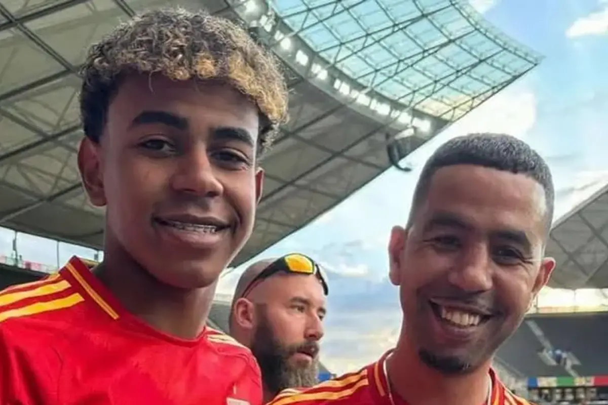 Lamine Yamal y Mounir Nasraou, con la camiseta de la selección española.