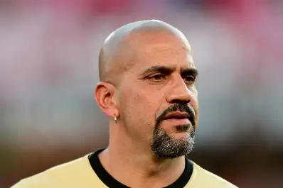 Estudiantes, inhibido por la FIFA: deuda, Gillett y un mercado en riesgo