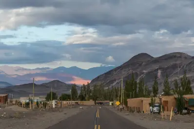 El pueblo del NOA que alberga uno de los volcanes más altos del mundo y un paisaje lunar sorprendente