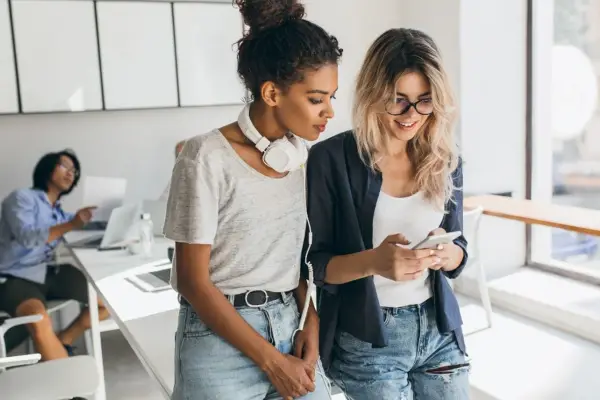 En un país de Europa, las empresas pagan hasta 100 euros al año para fomentar la vida social de sus empleados